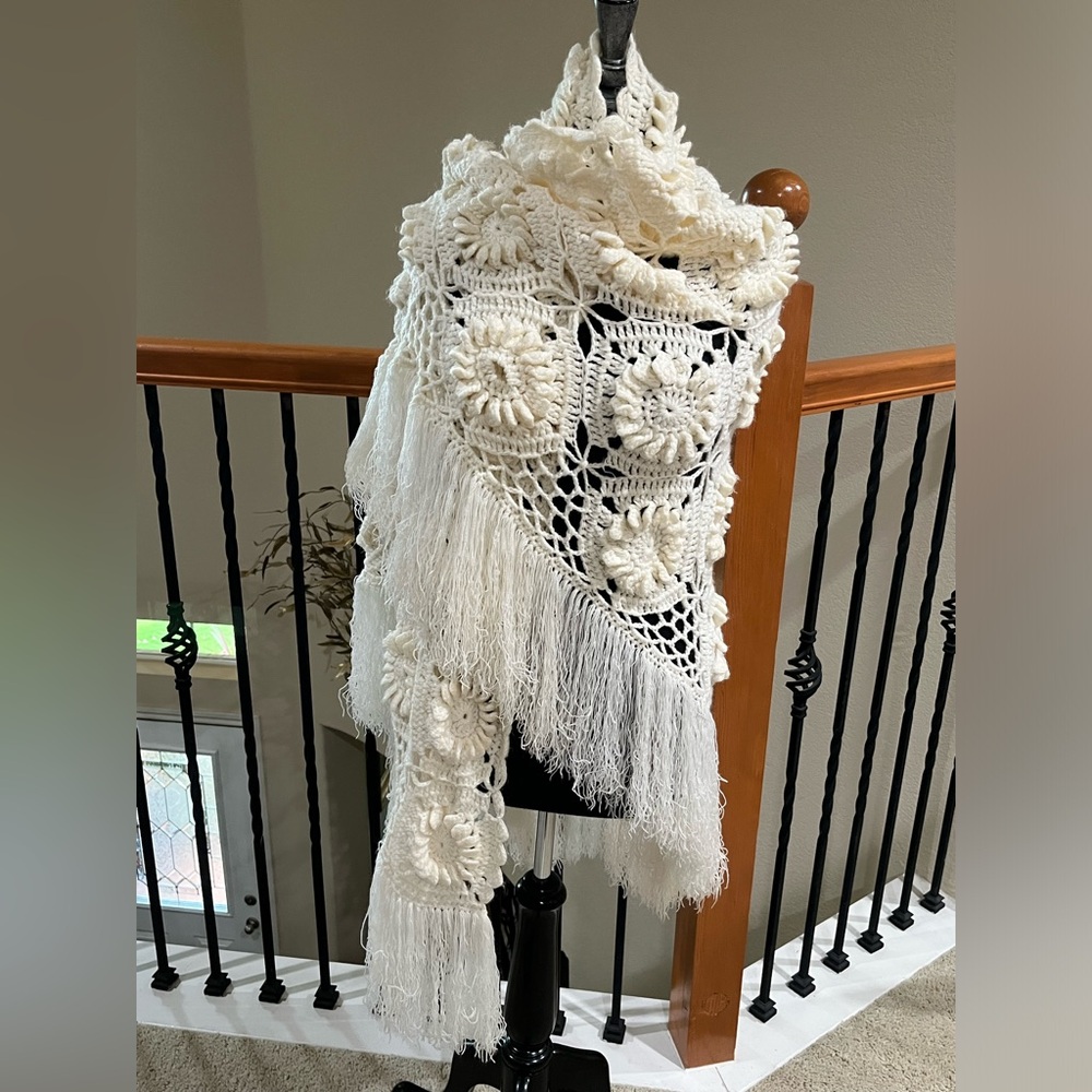 VINTAGE Crochet Fringe Shawl in Cream UNBRANDED, ONE SIZE - Picture 12 of 13